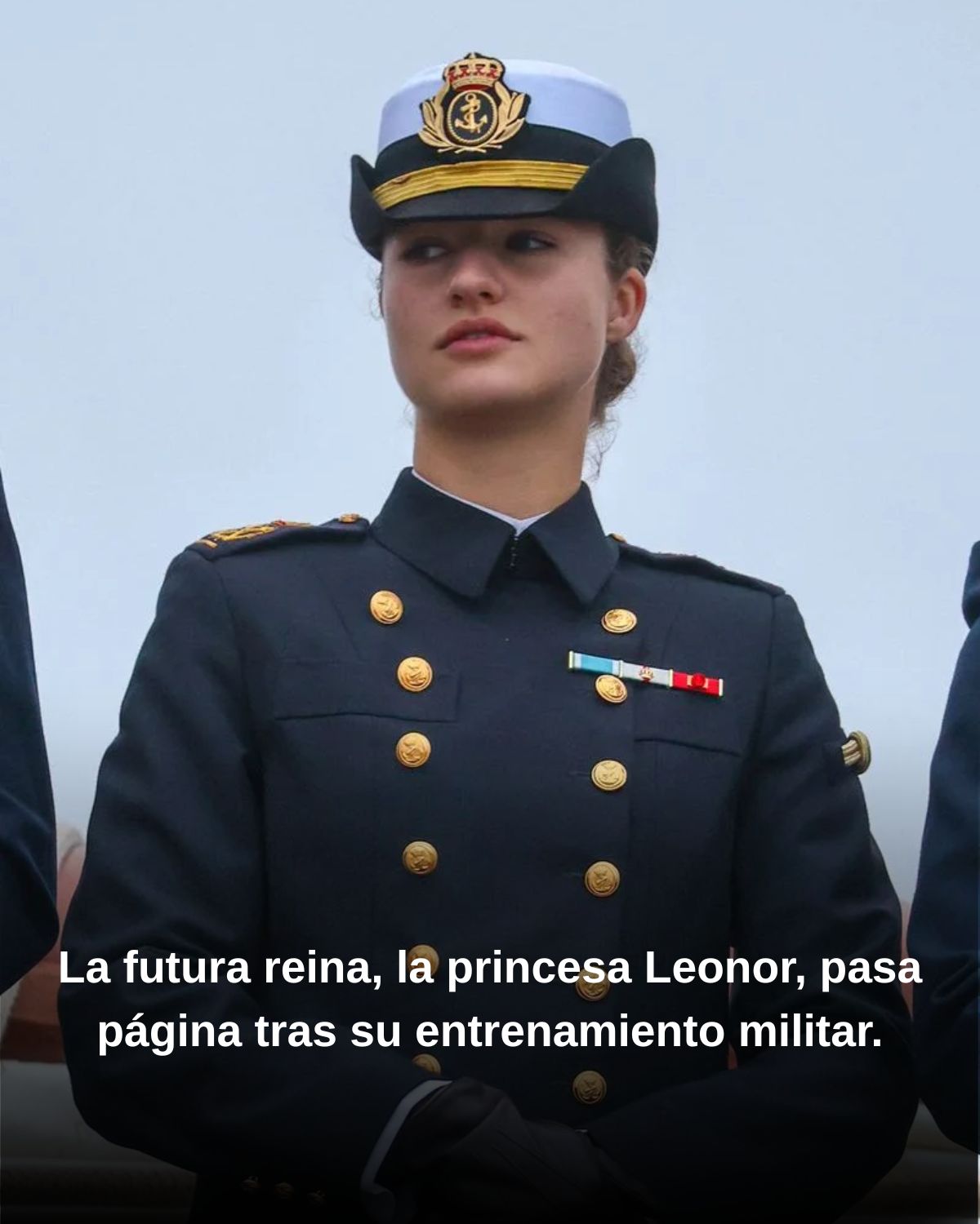 La futura reina, la princesa Leonor, pasa pรกgina tras su entrenamiento militar.